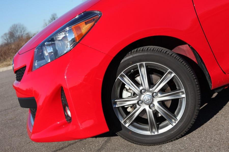  Toyota Yaris SE 2012 года  (фото 2 из 33)